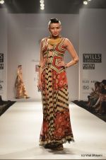 Model walk the ramp for Malini Ramani Show at Wills Lifestyle India Fashion Week 2012 day 4 on 9th Oct 2012 (96).JPG
